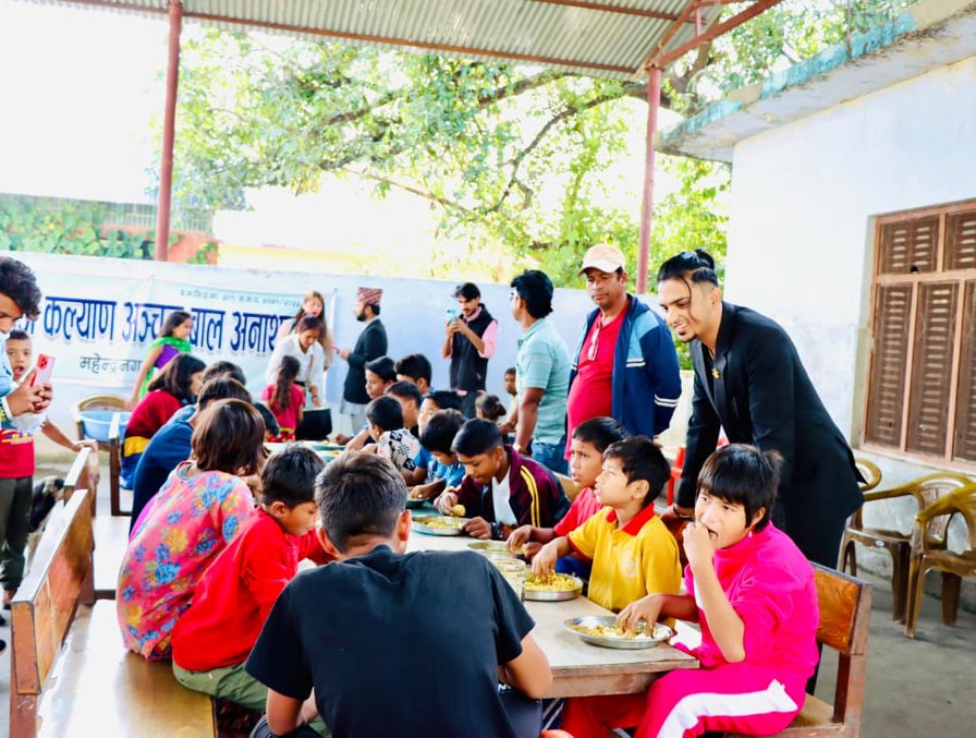 टिकटाककर्मी अंशु बर्मा र साथीहरूद्वारा अनाथालयका बालबालिकालाई भोजन