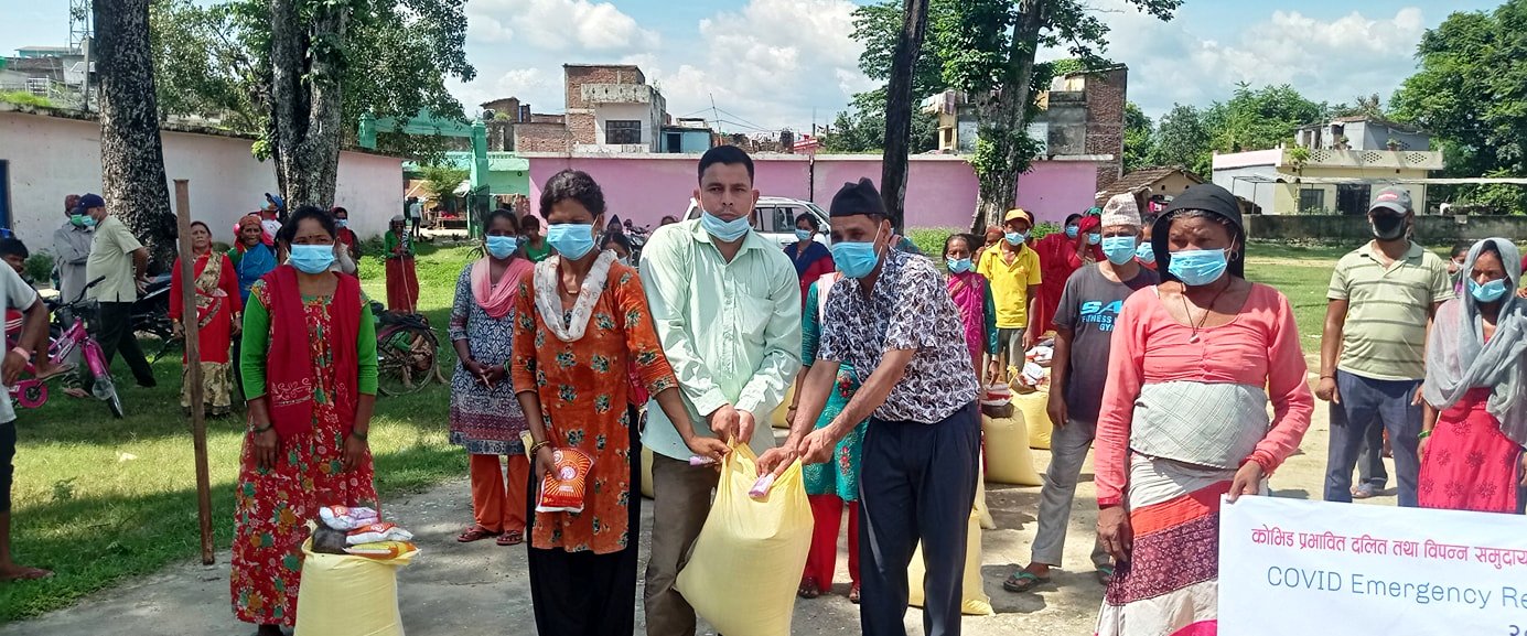 कोरोनाबाट रोजगारी गुमाएका दलित तथा विपन्न परिवारलाई राहत स्वरूप खाद्यान्न वितरण